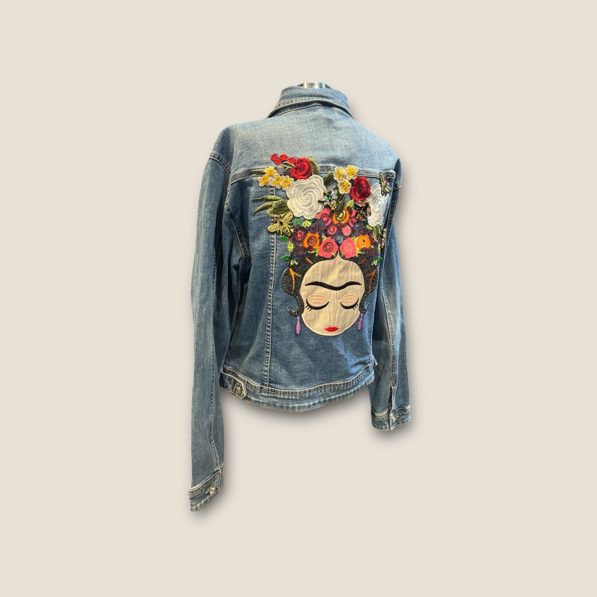 Chaqueta Frida con flores y pedreria