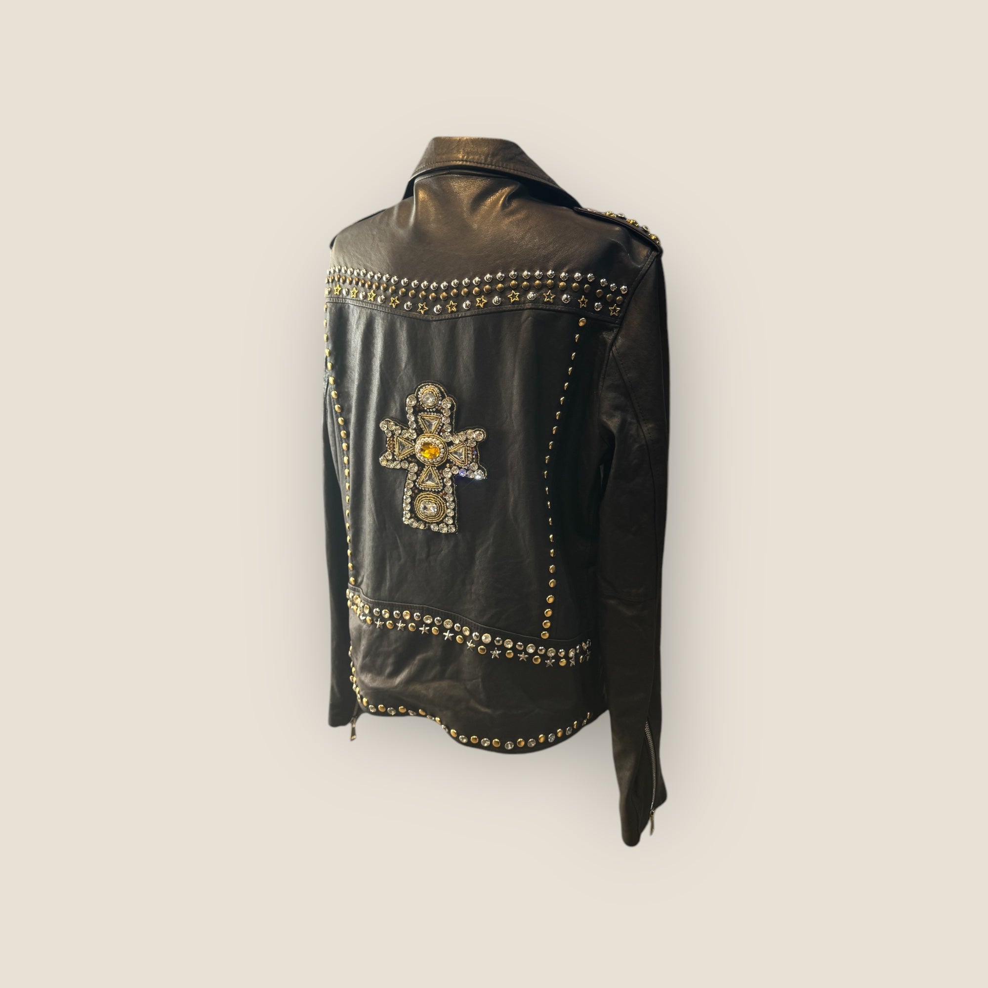 Biker piel customizada con cruz de pedrería y remaches