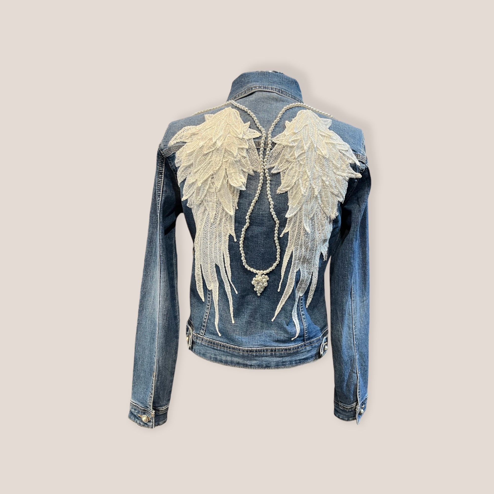 Chaqueta vaquera alas de ángel y perlas