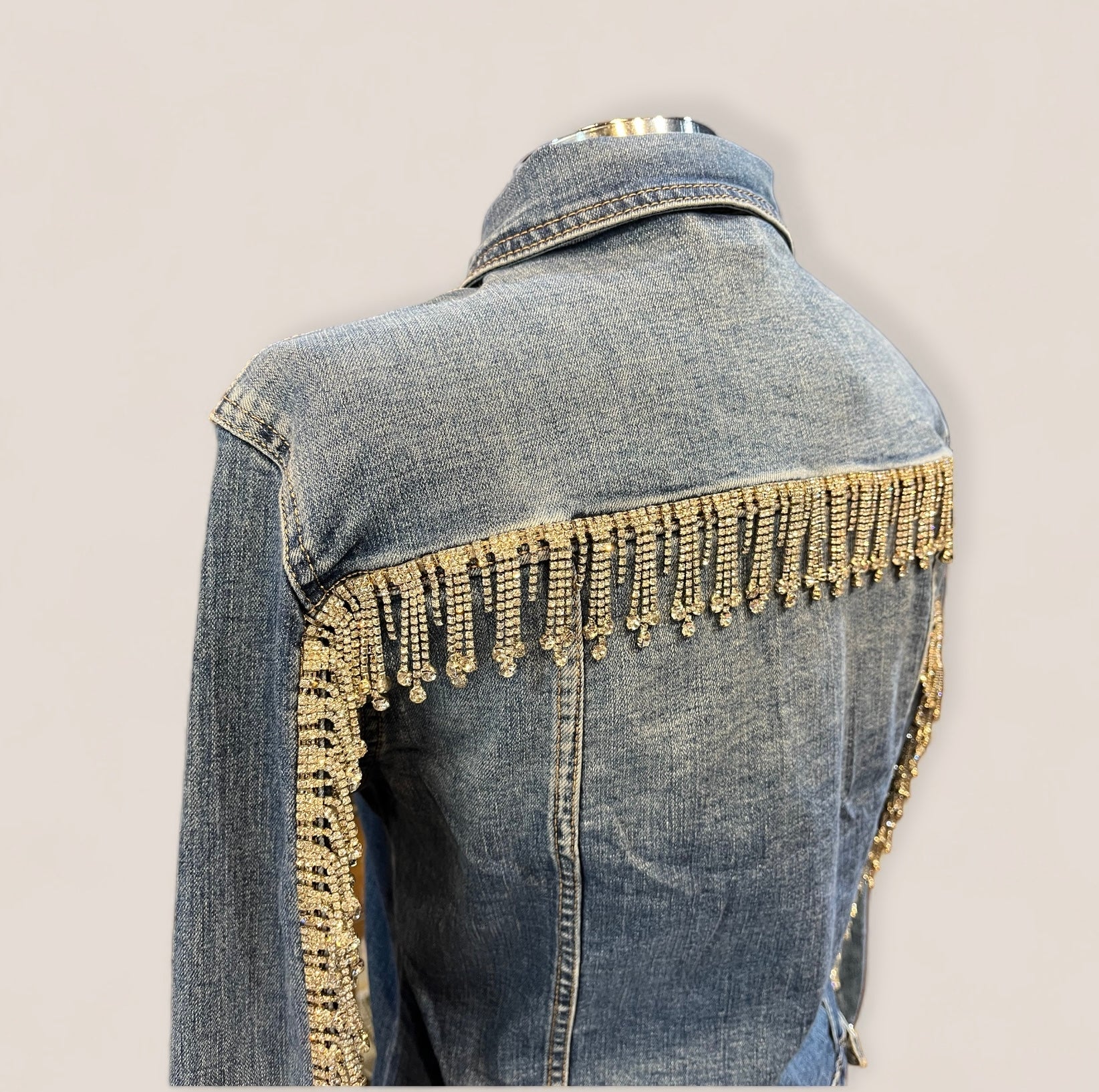 Chaqueta vaquera con flecos cortos de pedreria