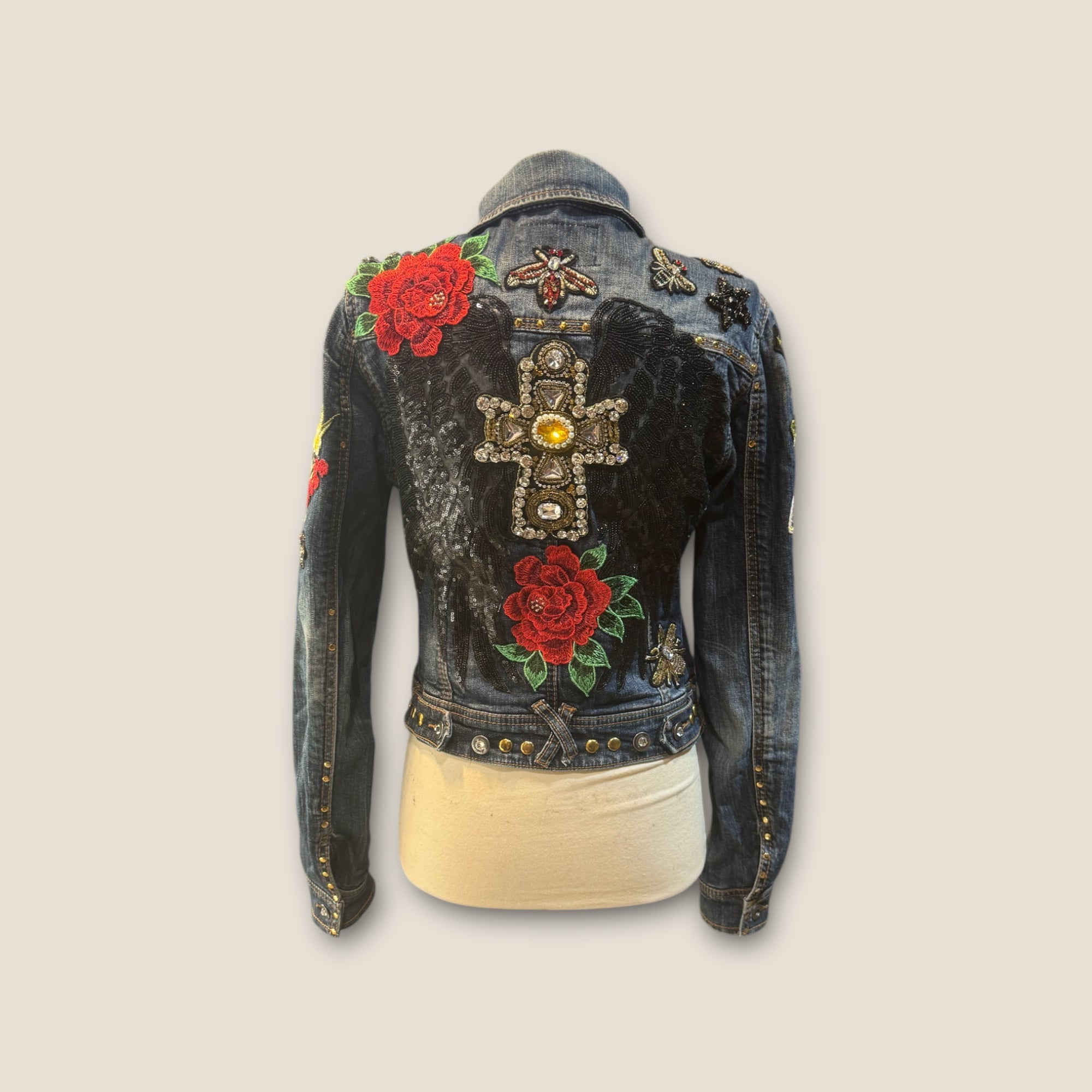 Chaqueta vaquera alas negras y multitud de parches