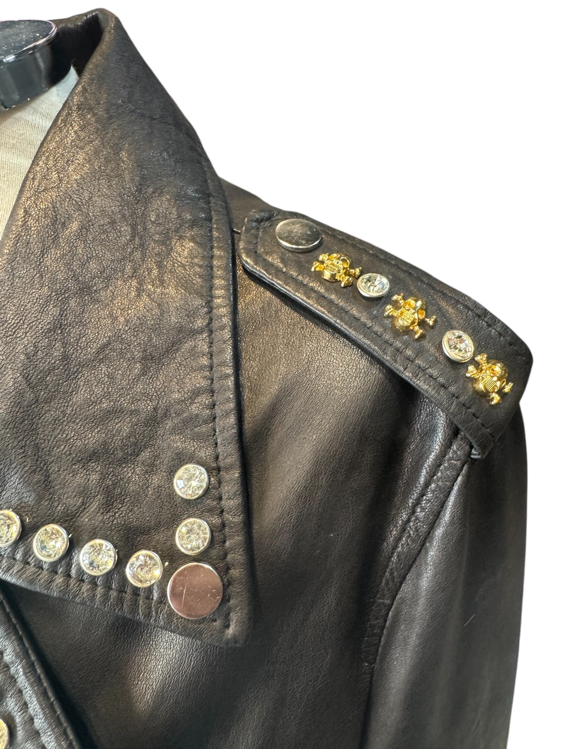 Biker piel customizada con cruz de pedrería y remaches