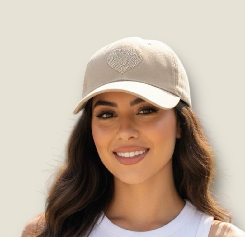 Gorra beige con corazon strass