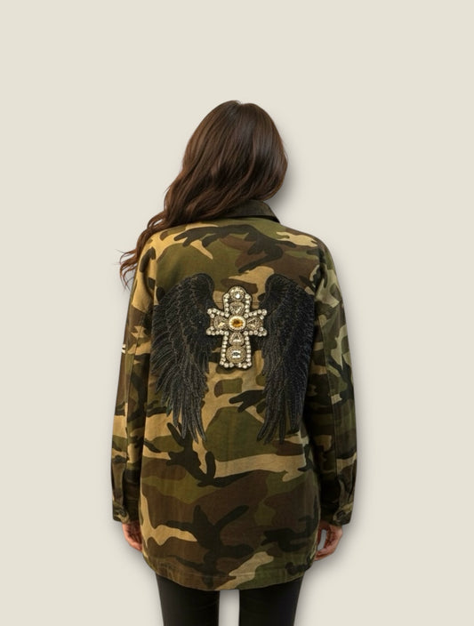 Sobre camisa camuflaje alas negras y cruz de pedrería