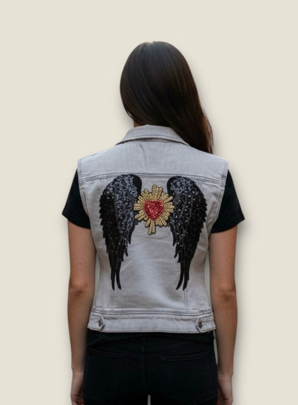 Chaleco vaquero gris con alas y corazón