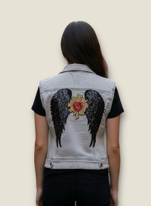 Chaleco vaquero gris con alas y corazón