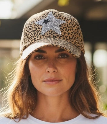 Gorra animal print con estrella