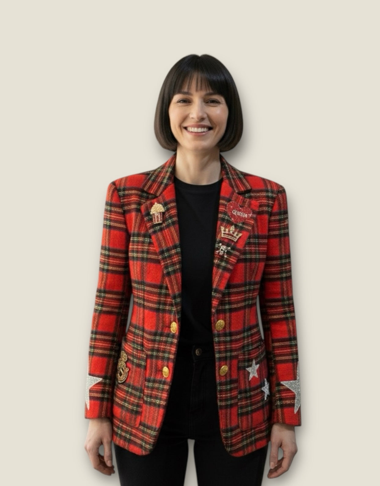 Chaqueta blazer escocesa con alas y cruz de pedrería y diferentes parches