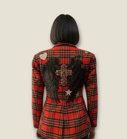 Chaqueta blazer escocesa con alas y cruz de pedrería y diferentes parches