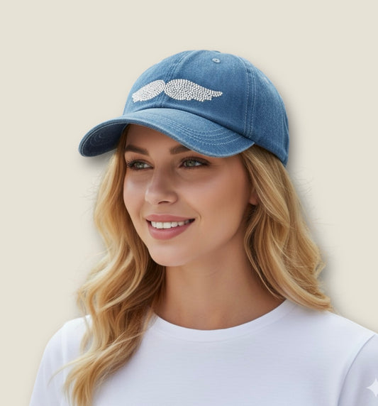 Gorra denim con alas de strass