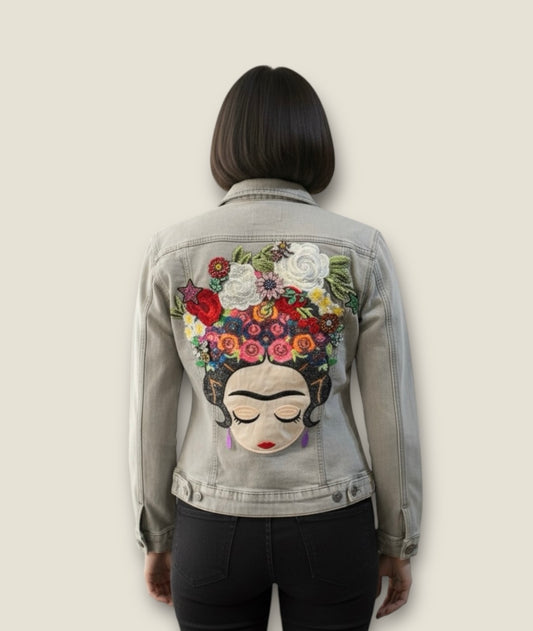 Chaqueta vaquera gris Frida con flores y pedreria