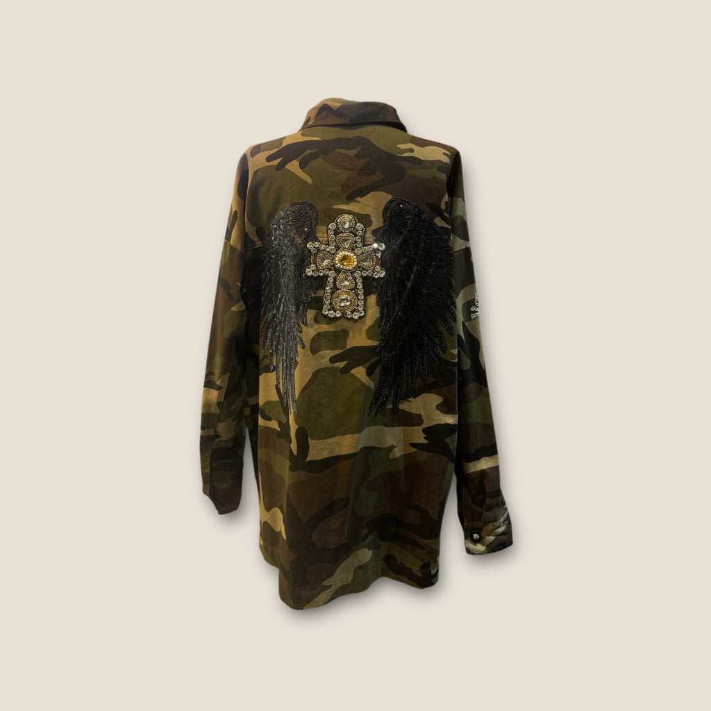 Sobre camisa camuflaje alas negras y cruz de pedrería