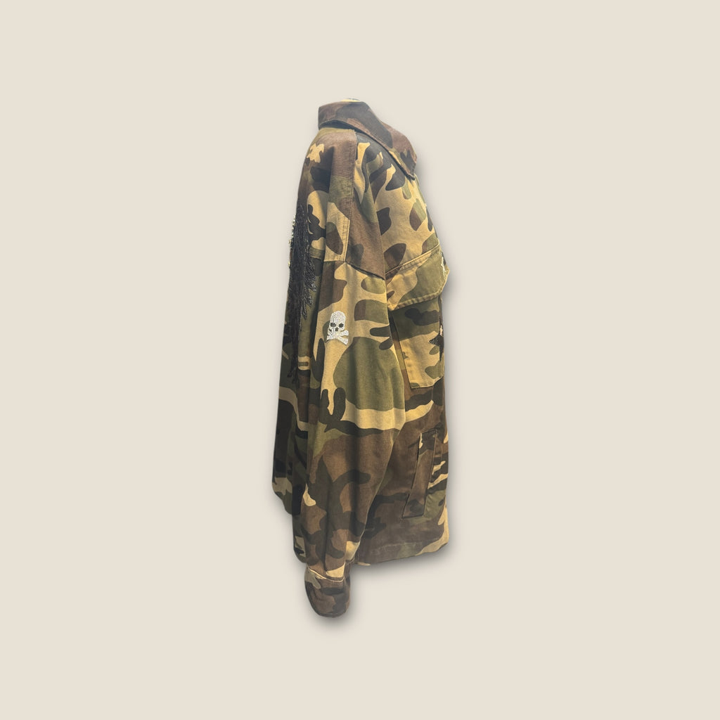 Sobre camisa camuflaje alas negras y cruz de pedrería