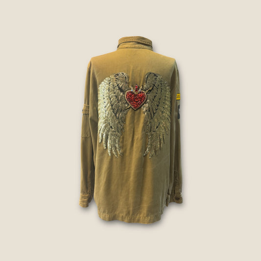 Sobre camisa militar con alas doradas