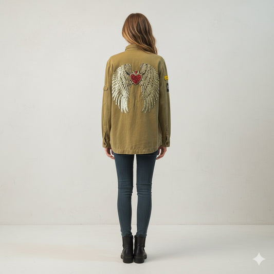 Sobre camisa militar con alas doradas