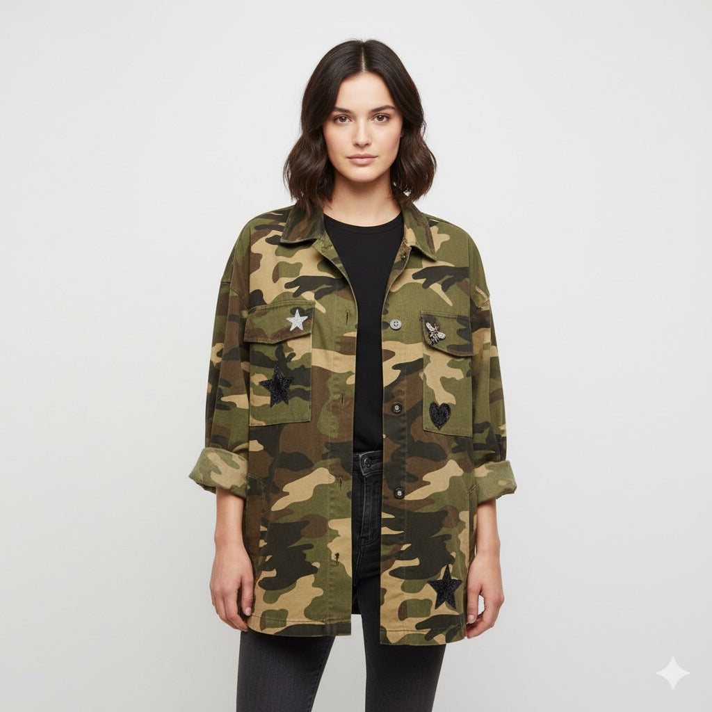 Sobre camisa camuflaje alas negras y cruz de pedrería