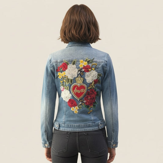 Chaqueta vaquera con flores y corazón