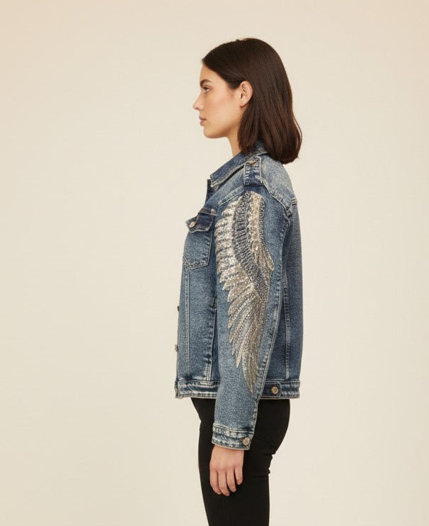 Chaqueta vaquera con alas bordadas en mangas