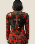 Chaqueta blazer escocesa con alas y cruz de pedrería