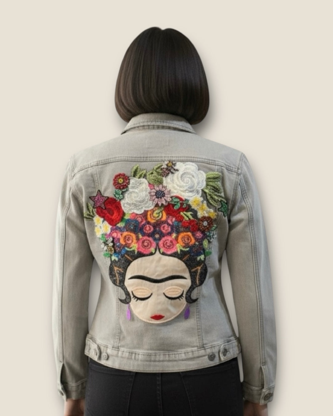 Chaqueta vaquera gris Frida con flores y pedreria