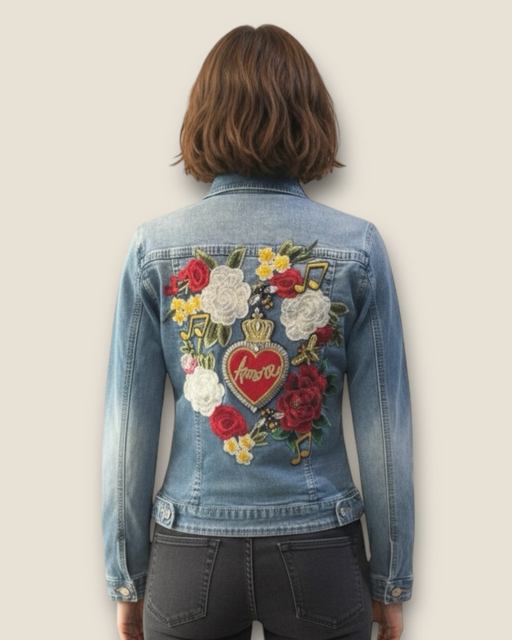 Chaqueta vaquera con flores y corazón