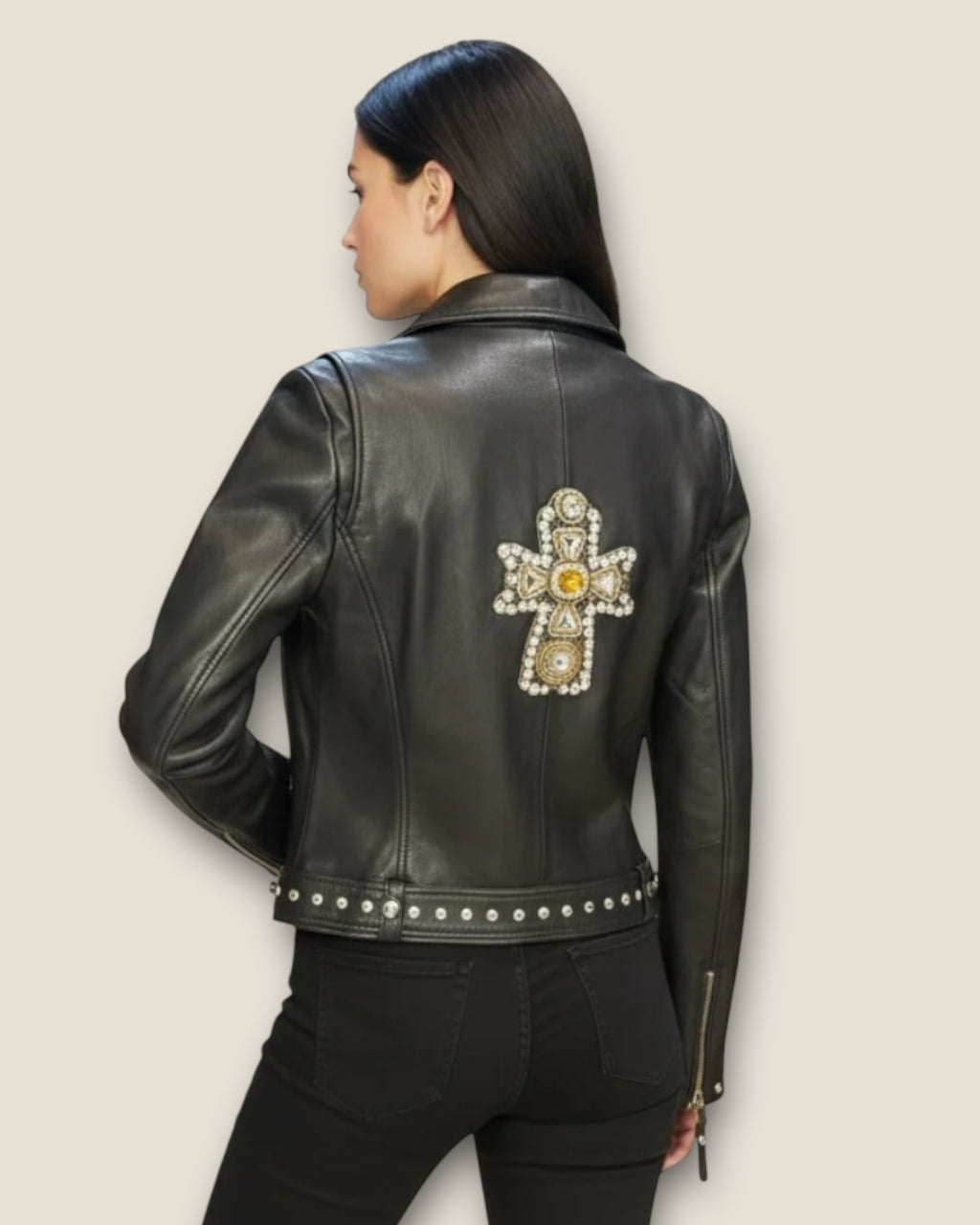 Biker cuero con cruz de pedrería y remaches