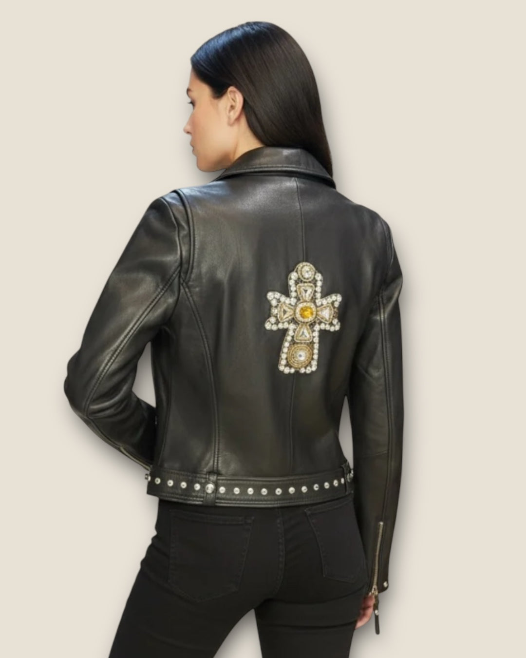 Biker cuero con cruz de pedrería y remaches