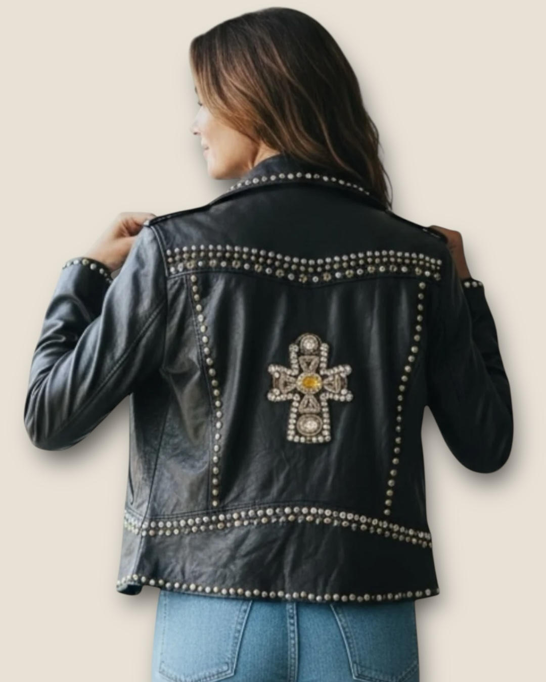 Biker piel customizada con cruz de pedrería y remaches