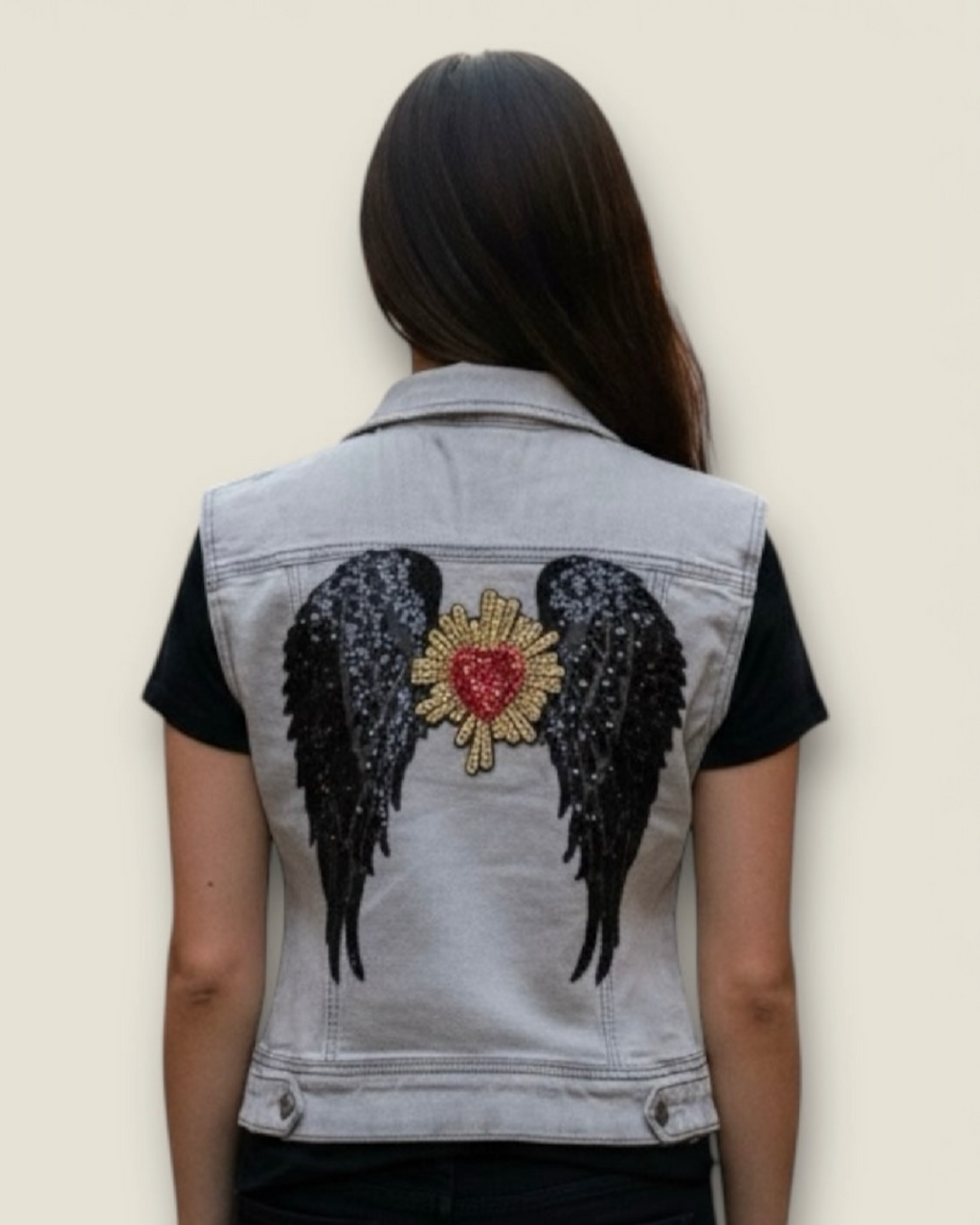Chaleco vaquero gris con alas y corazón
