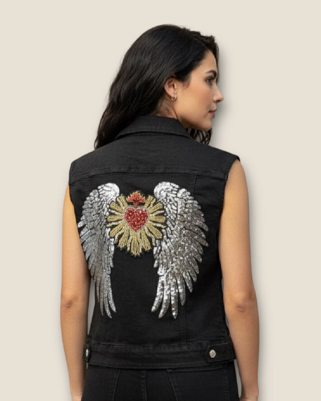 Chaleco vaquero negro con alas y sagrado corazón