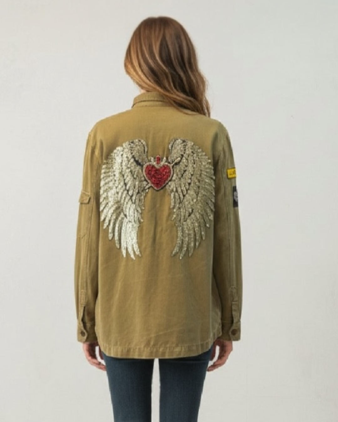 Sobre camisa militar con alas doradas