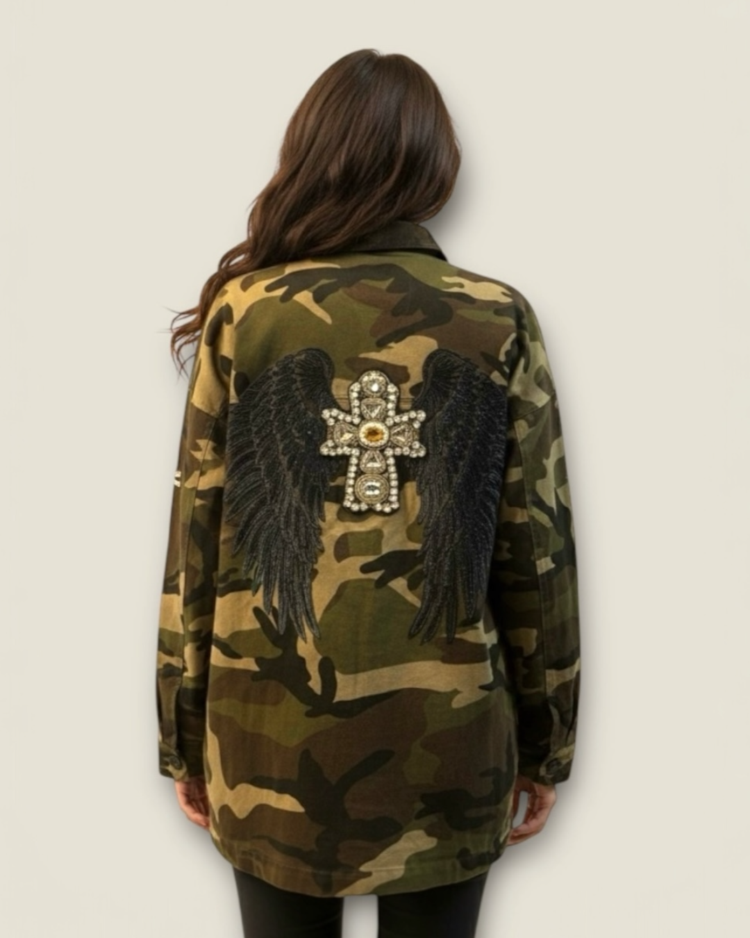 Sobre camisa camuflaje alas negras y cruz de pedrería