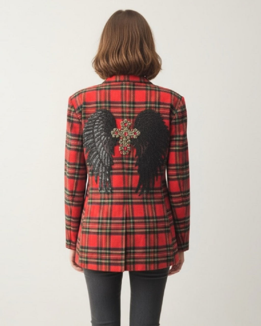 Blazer escocesa con alas negras y cruz de pedrería