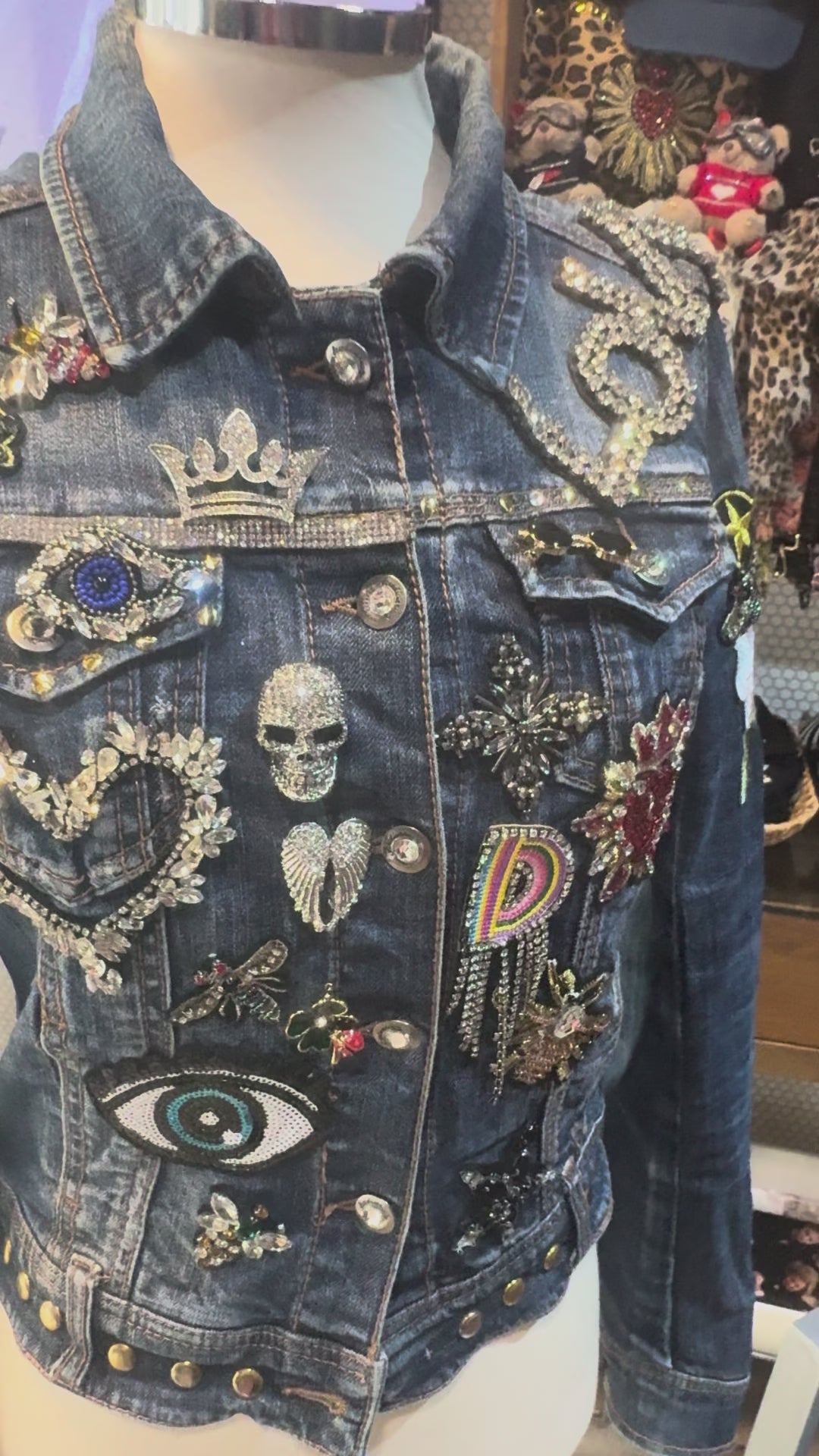 Chaqueta vaquera alas negras y multitud de parches