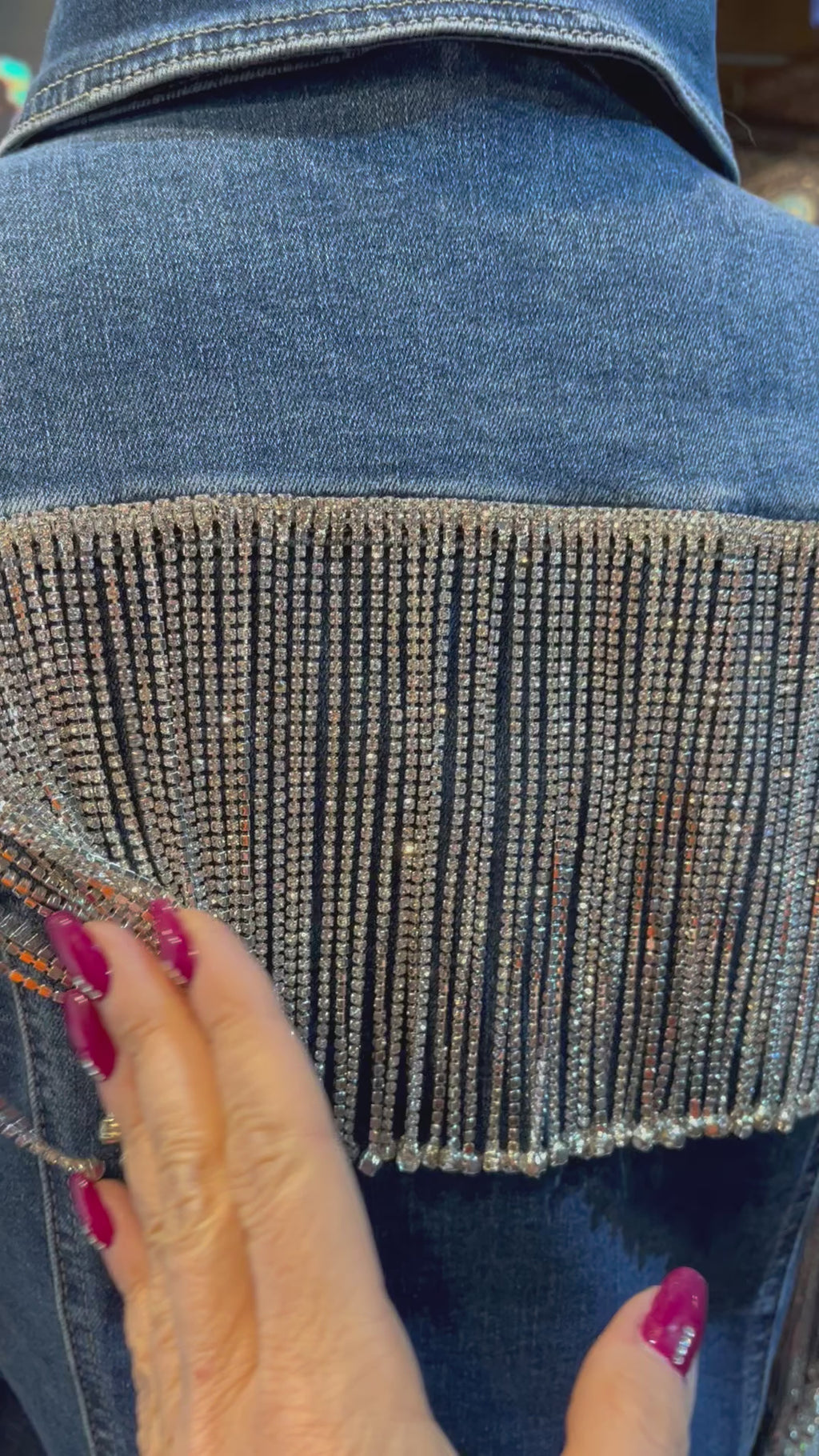Chaqueta vaquera con flecos largos de pedreria