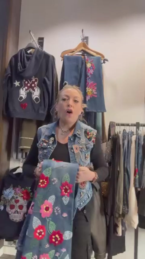 Pantalón bordado artesanalmente con flores