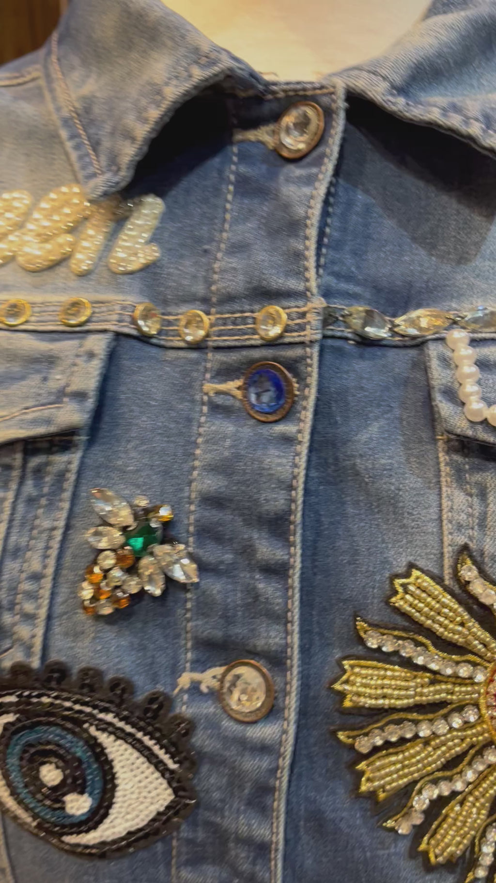 Chaqueta vaquera con calavera y gran cantidad de parches bordados y pedrería