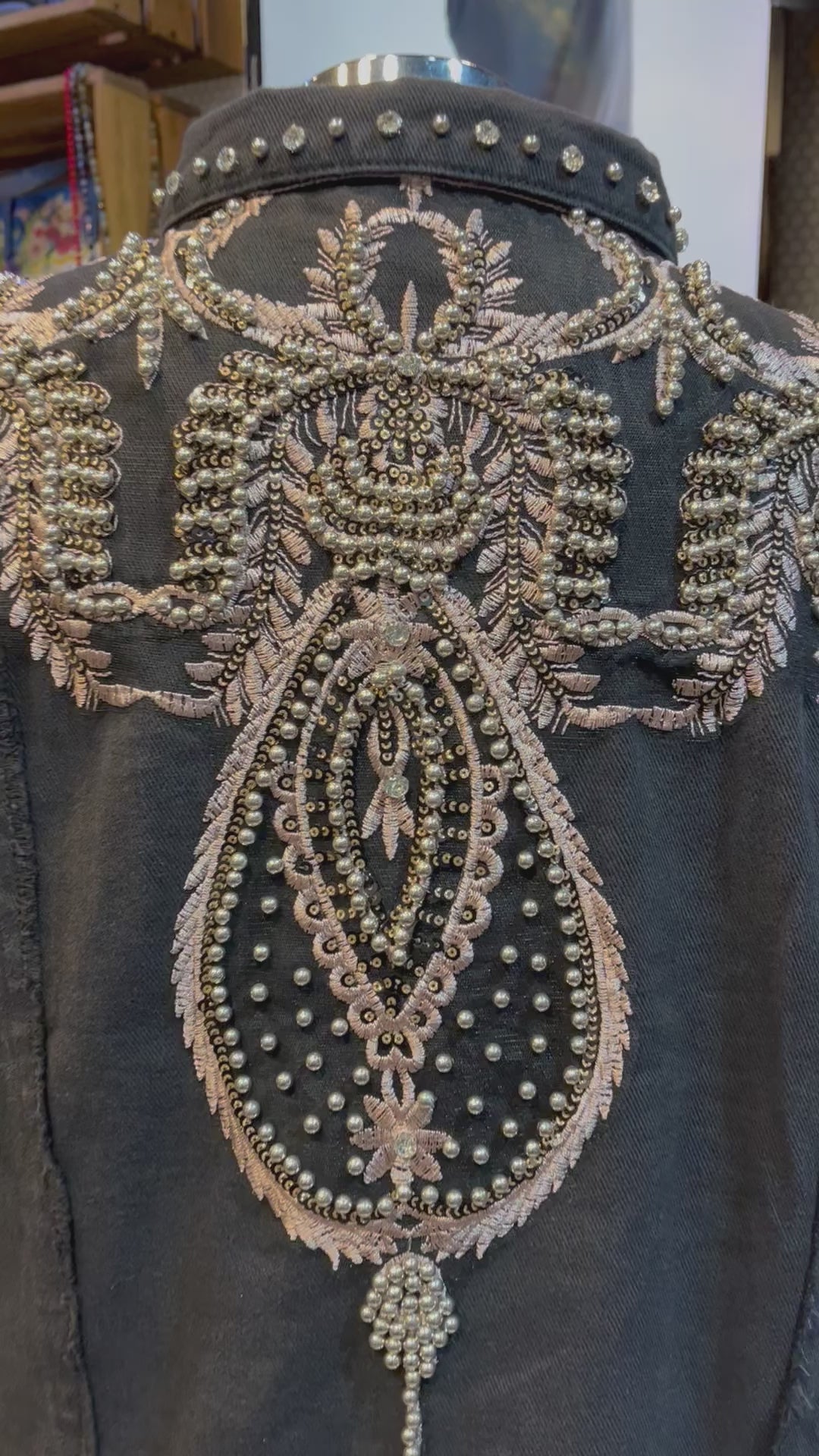 Chaqueta vaquera negra bordada
