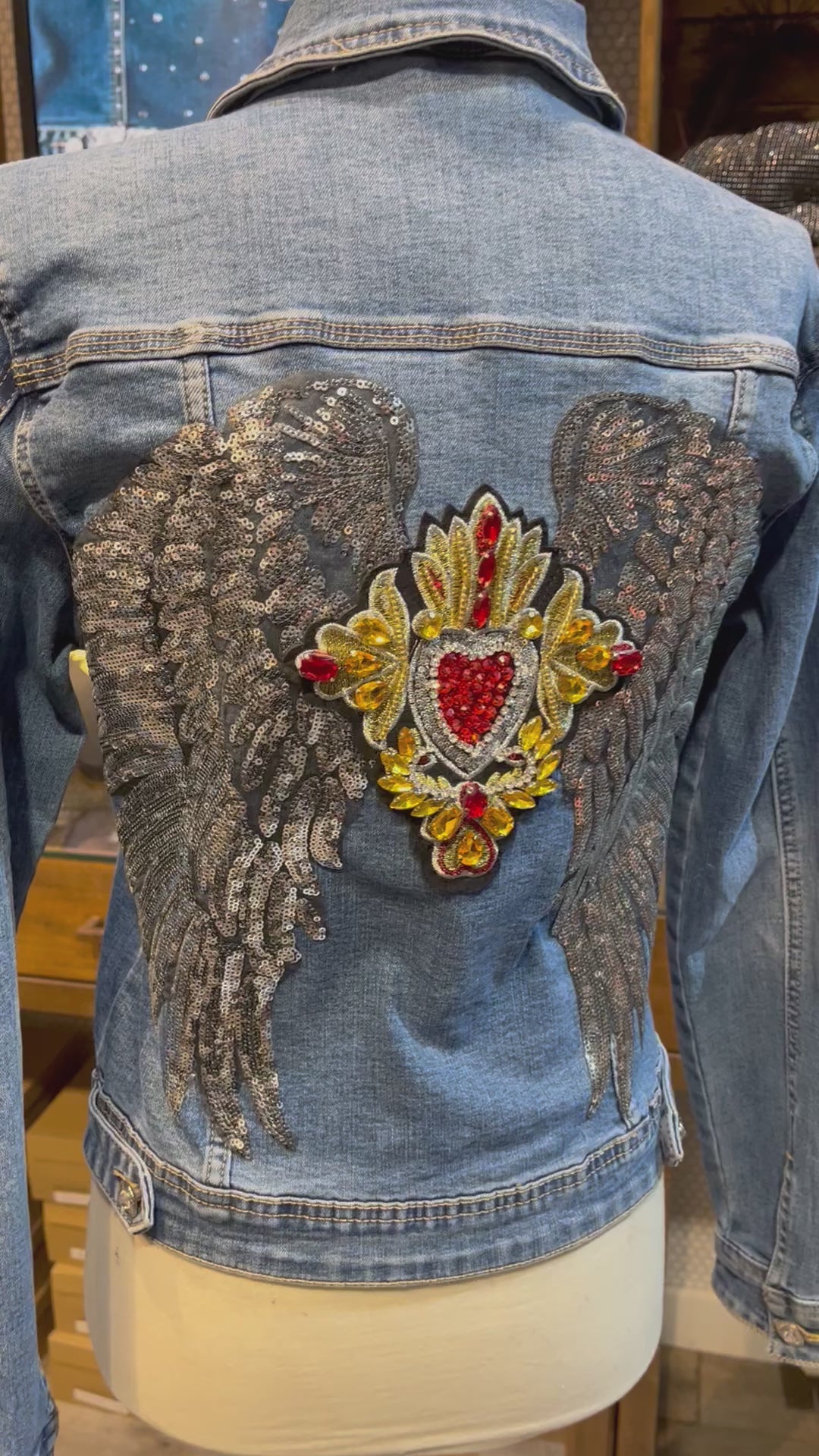 Chaqueta vaquera alas lentejuelas y Corazón pedreria