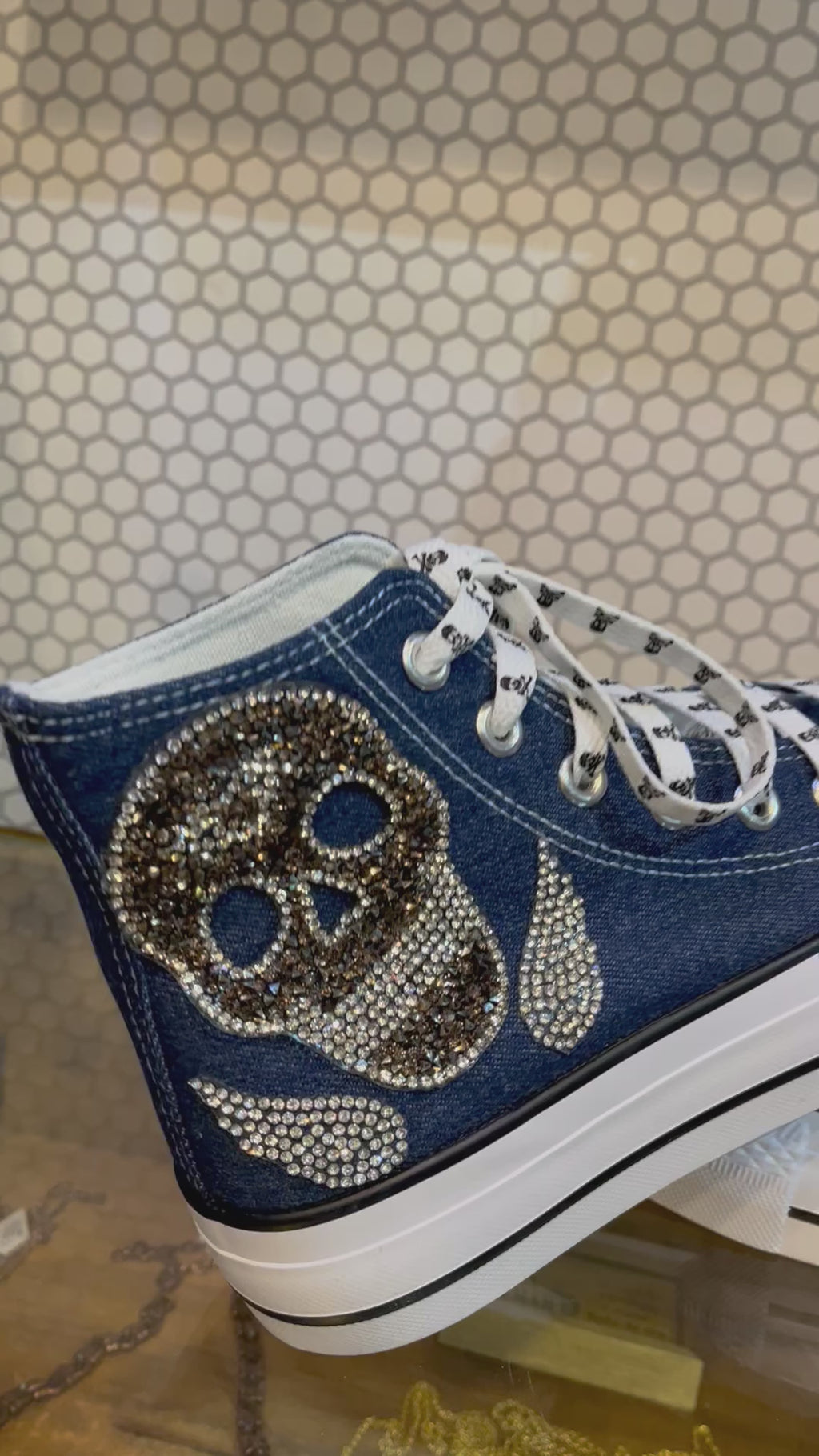 Zapatillas de lona denim con calavera y alas de strass